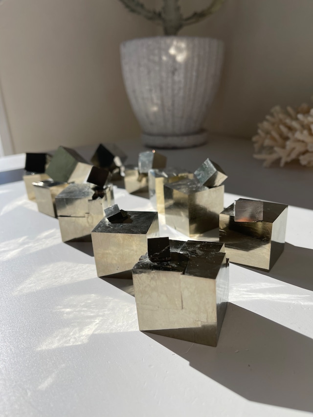 巨大パイライトキューブ / Gigantic pyrite cubes