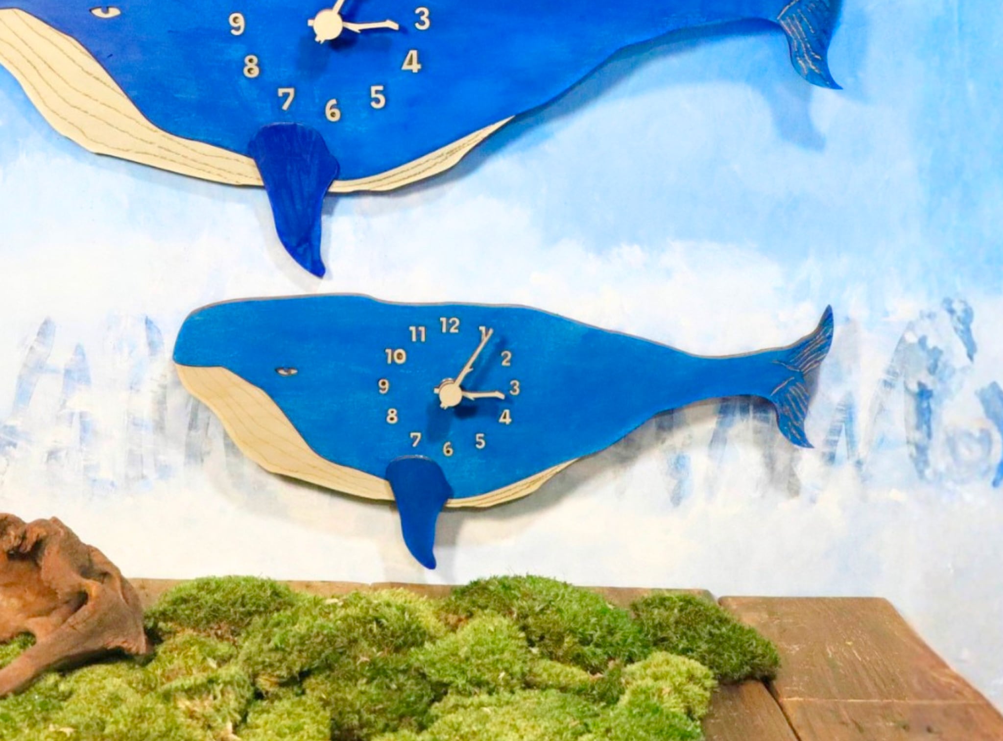 空を泳ぐ蒼いクジラ|レギュラーサイズ 時計 木製 掛け時計