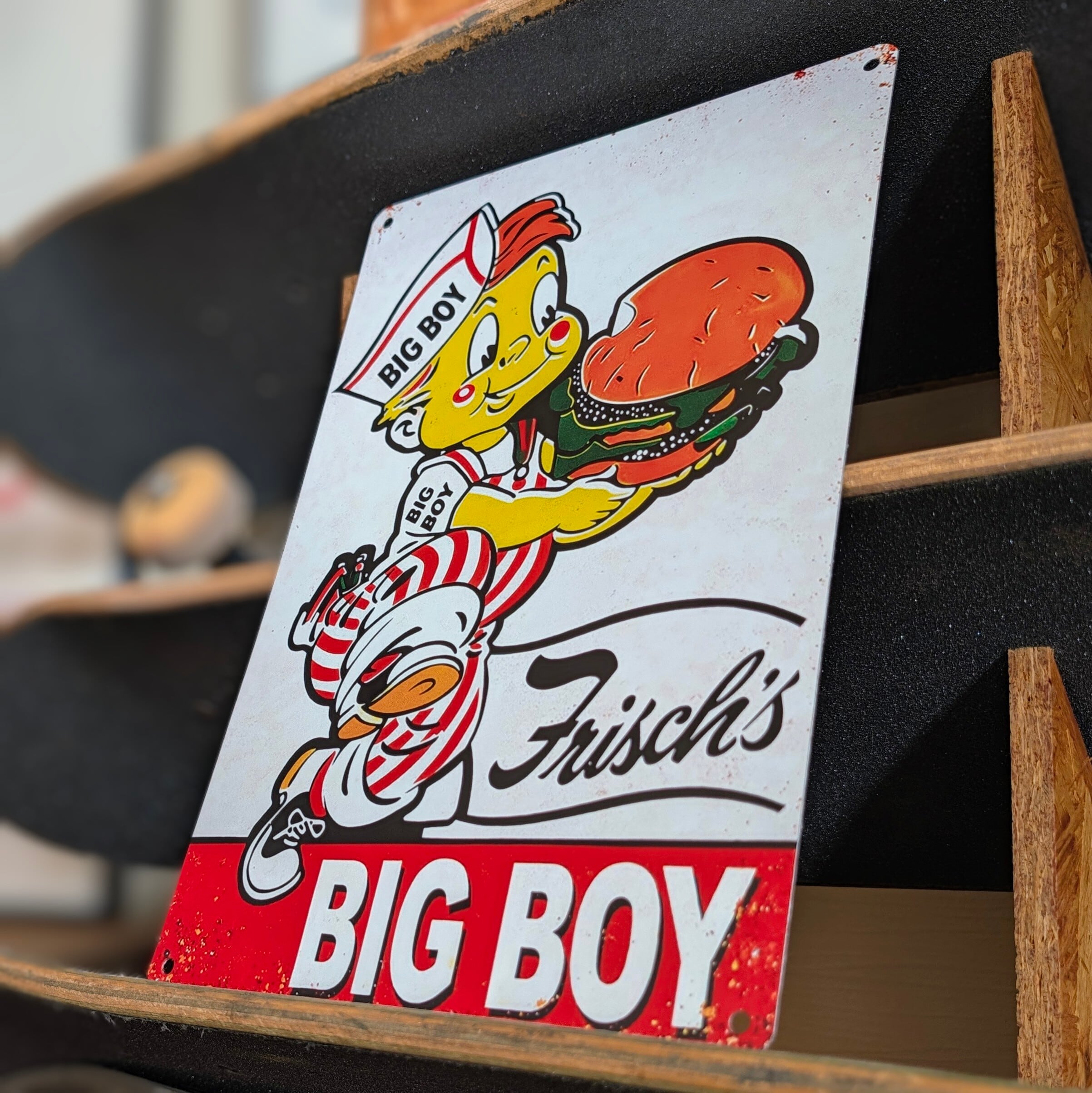 送料無料！ちょうどいいブリキ看板 【 ビッグボーイ（Big Boy）】『 イーストコースト・ビッグボーイ Frisch's 』 METAL SIGN / メタルサイン / ブリキ看板 / サインボード / ビンテージ加工〚アメリカン雑貨 アメトイ〛