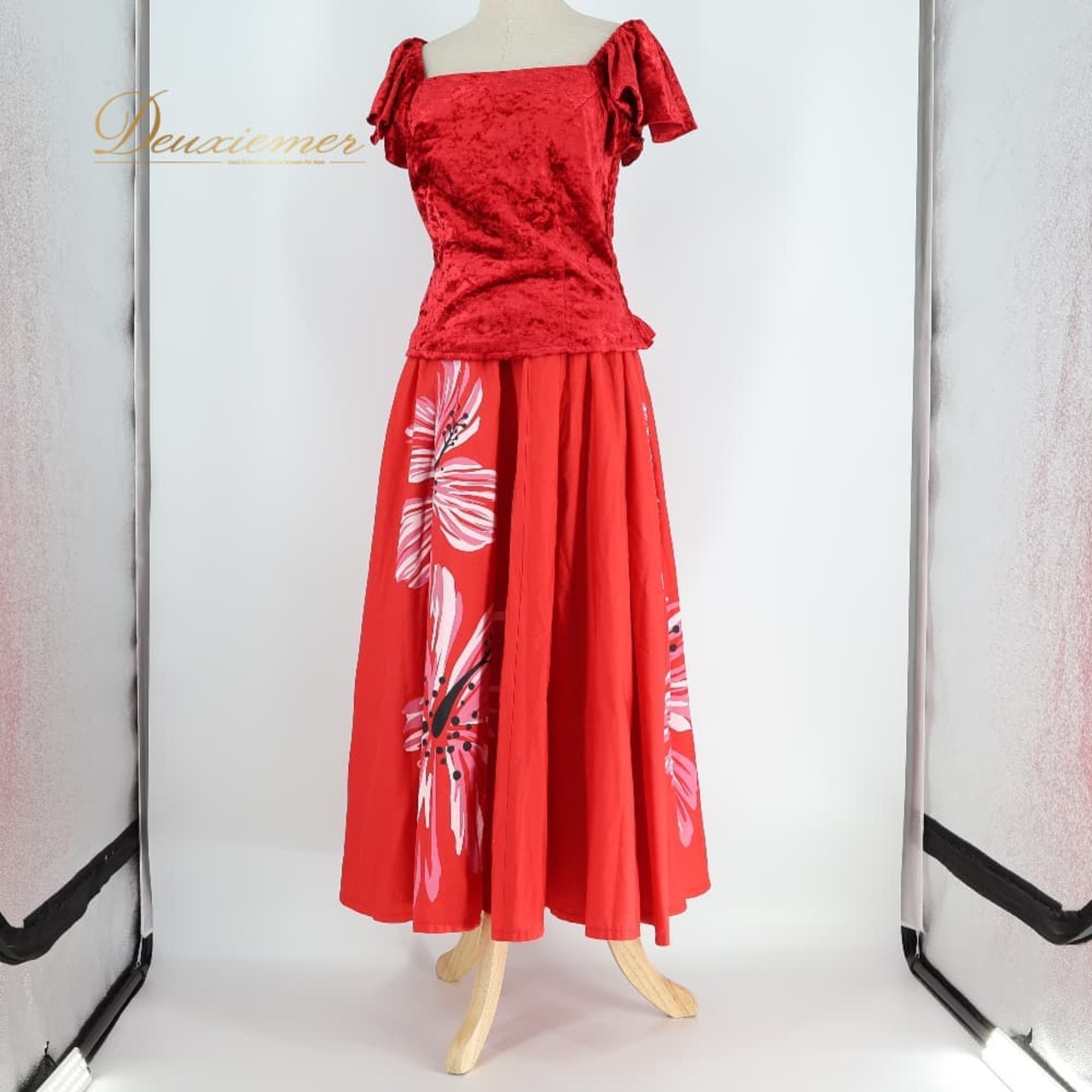 フラダンス 衣装 ALOHA STANDARDS アロハスタンダード ツーピース セットアップ 上下セット レッド系 日本製 ベロア 光沢 ハイビスカス柄 かわいい 華やか 鮮やか 明るい ハワイアン アロハ ハワイアンプリント フラ ダンス レッスン 練習