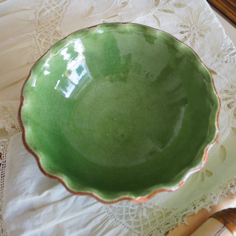 淡い緑釉のプロヴァンス陶器 | ヴィラモンローズ