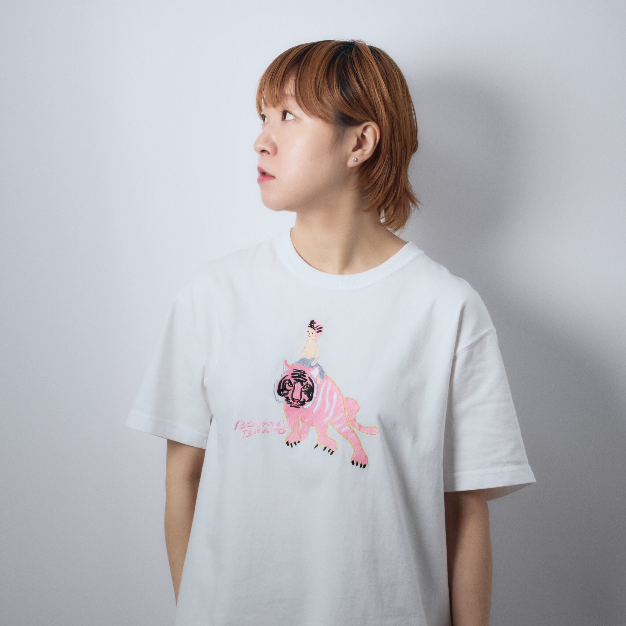 虎のり弥勒菩薩 仏像 オーセンティックスーパーTシャツ (刺繍