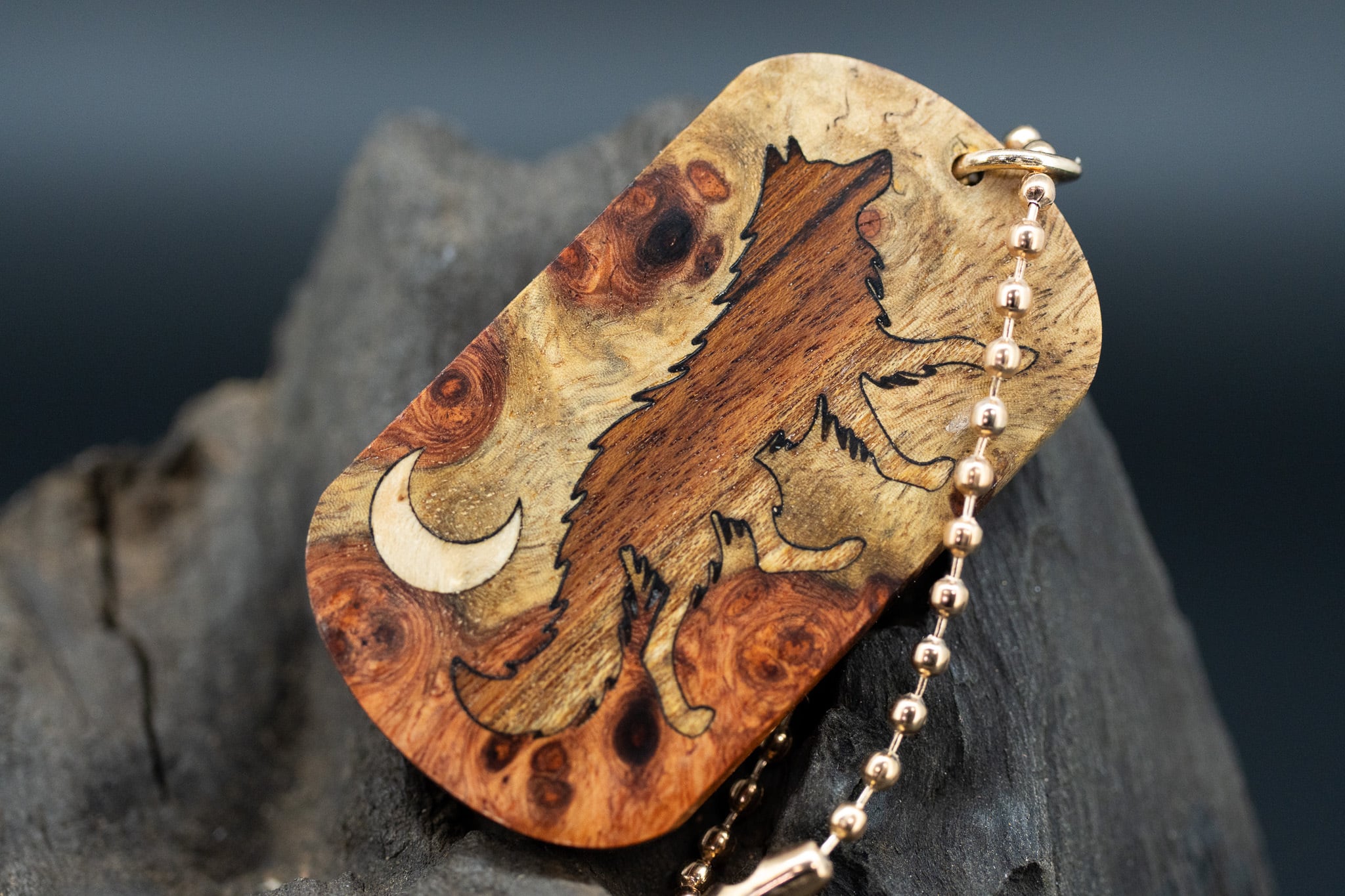 【朱色の銘木】 本花梨瘤 紅白 ドッグタグ 象嵌 闊歩