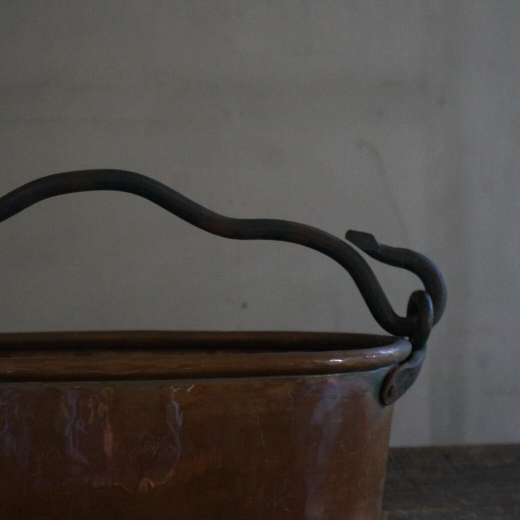 古いフランスの銅プランター