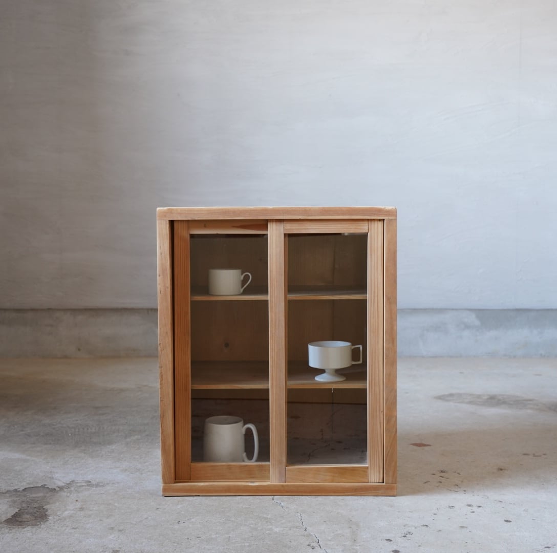 古いガラス戸棚