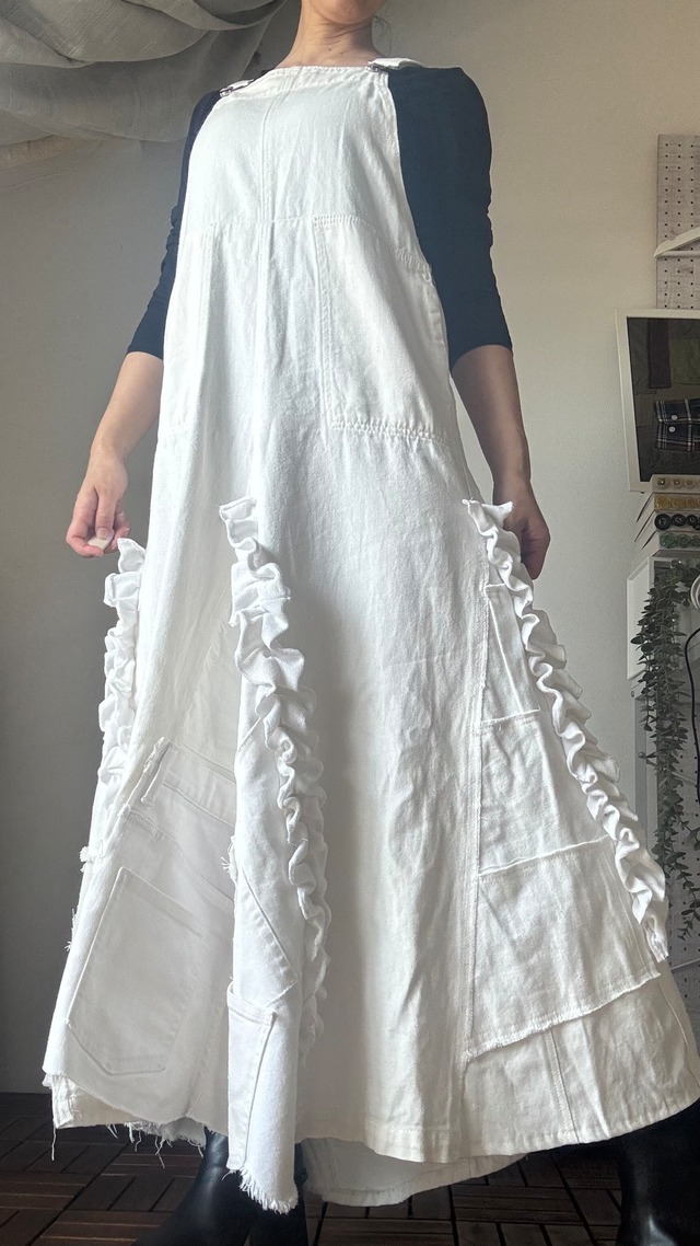 白デニムをたっぷり使った、フリル付きロング丈のジャンパースカート  古着をアップサイクルした一点ものワンピース