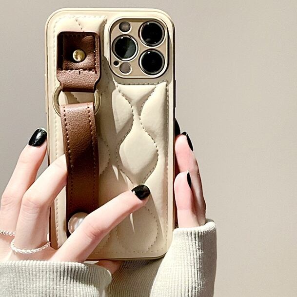 スマホケース iPhoneケース スクエア型 エンボス加工風 ベルト付き レザー キルティング 大人可愛い きれいめ シンプル カジュアル 上品 お洒落 レトロ 大人可愛い 大人女子 こなれ感 ラフ ラブリー キュート ガーリー 送料無料 存在感 クラシカル 無地 10代 20代 30代 40代 レディース ペア 男女兼用 ユニセックス OL デート お出かけ 送料無料 女子会 お泊まり 休日 スポーツ アウトドア 旅行 お買い物 スーパー デイリー お揃い 韓国 韓国系 モテ ベージュ