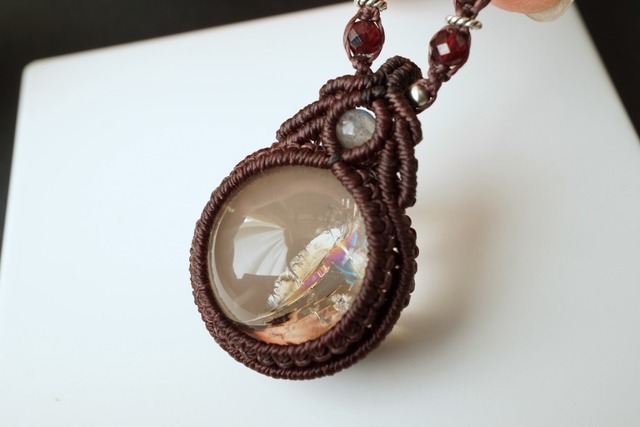 レインボースモーキークォーツ（スモーキーアイリスクォーツ）のマクラメネックレス  - magic time -