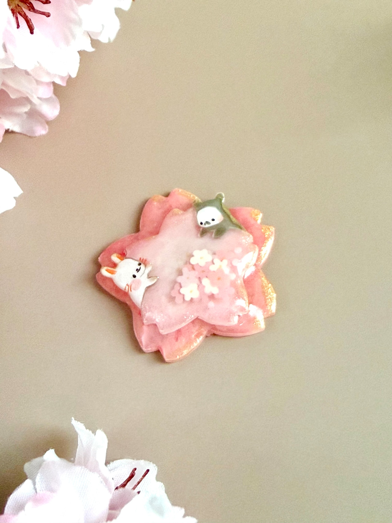 ブローチ『さくらのベッドで寝るだる☆』ストーリーカード付き