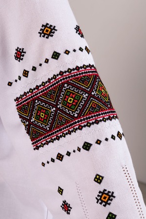 ウクライナ刺繍ヴィシヴァンカ・クラシック　手刺繍　麻　レディース・フリーサイズ