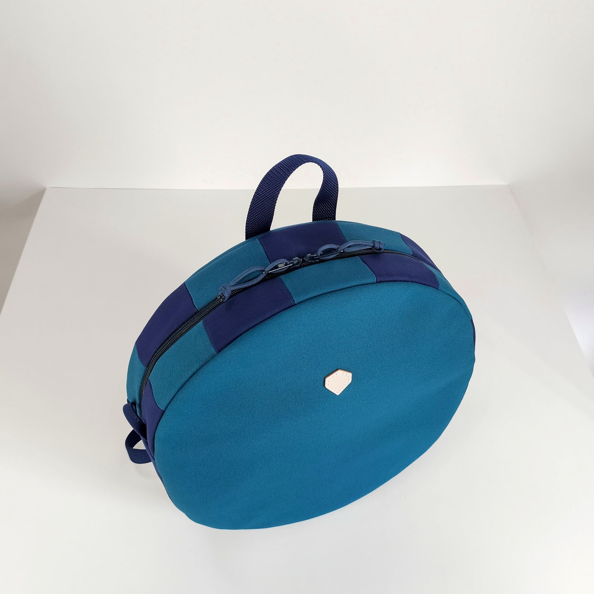 円形リュック ミネラルブルー x ネイビー | JUTSUBI Design Store