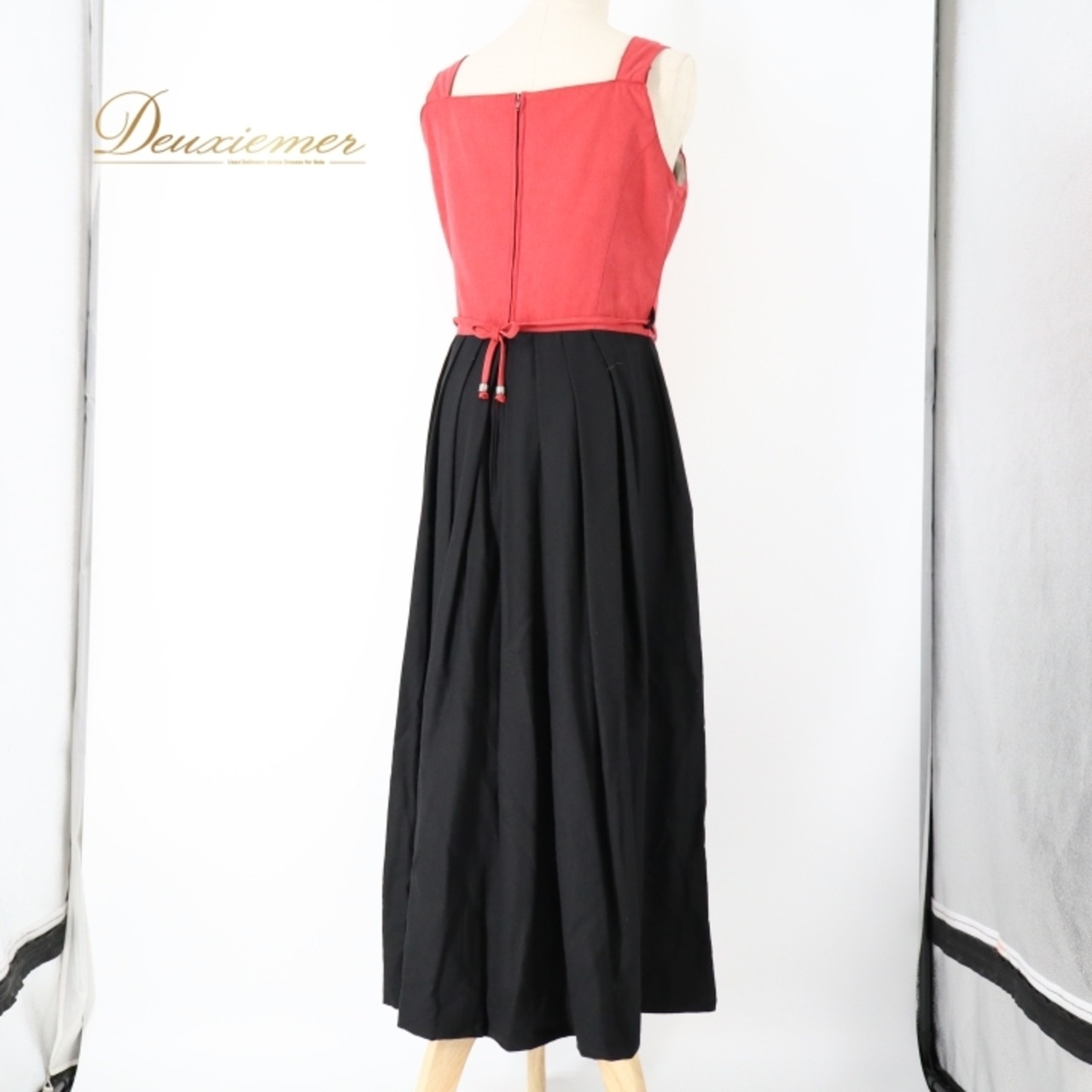 フォークダンス 衣装 ワンピース ドレス レッド系 ノースリーブ リボン 編み上げ 赤 黒 チロリアン カントリー 紐 かわいい ダンス衣装 ステージ イベント ファー ブラック系