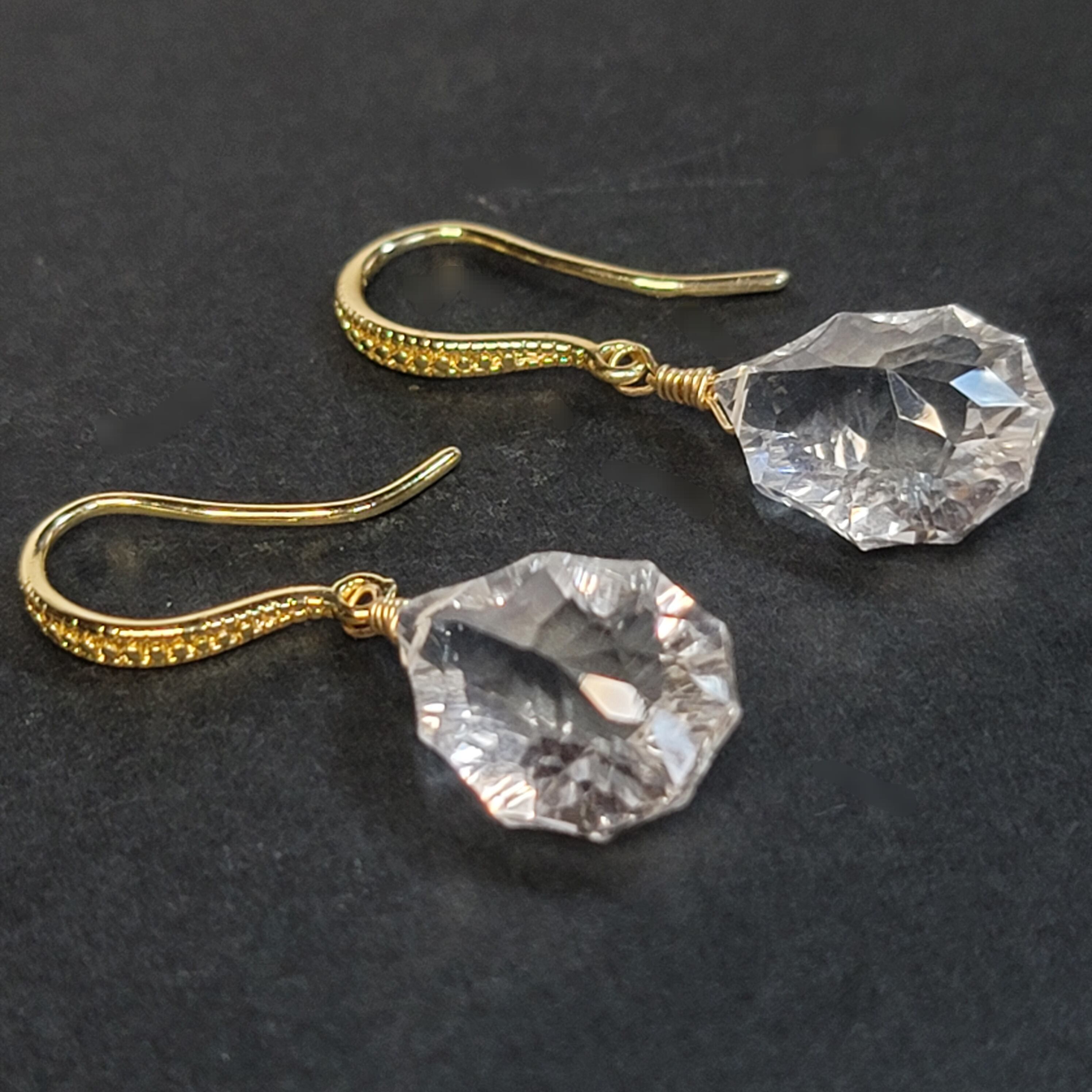 クリスタル ロゼッタコンケーブ 大小 天然石　14kgf クリスタル　ロゼッタコンケーブ　ペアシェイプ　ピアス　ア対応