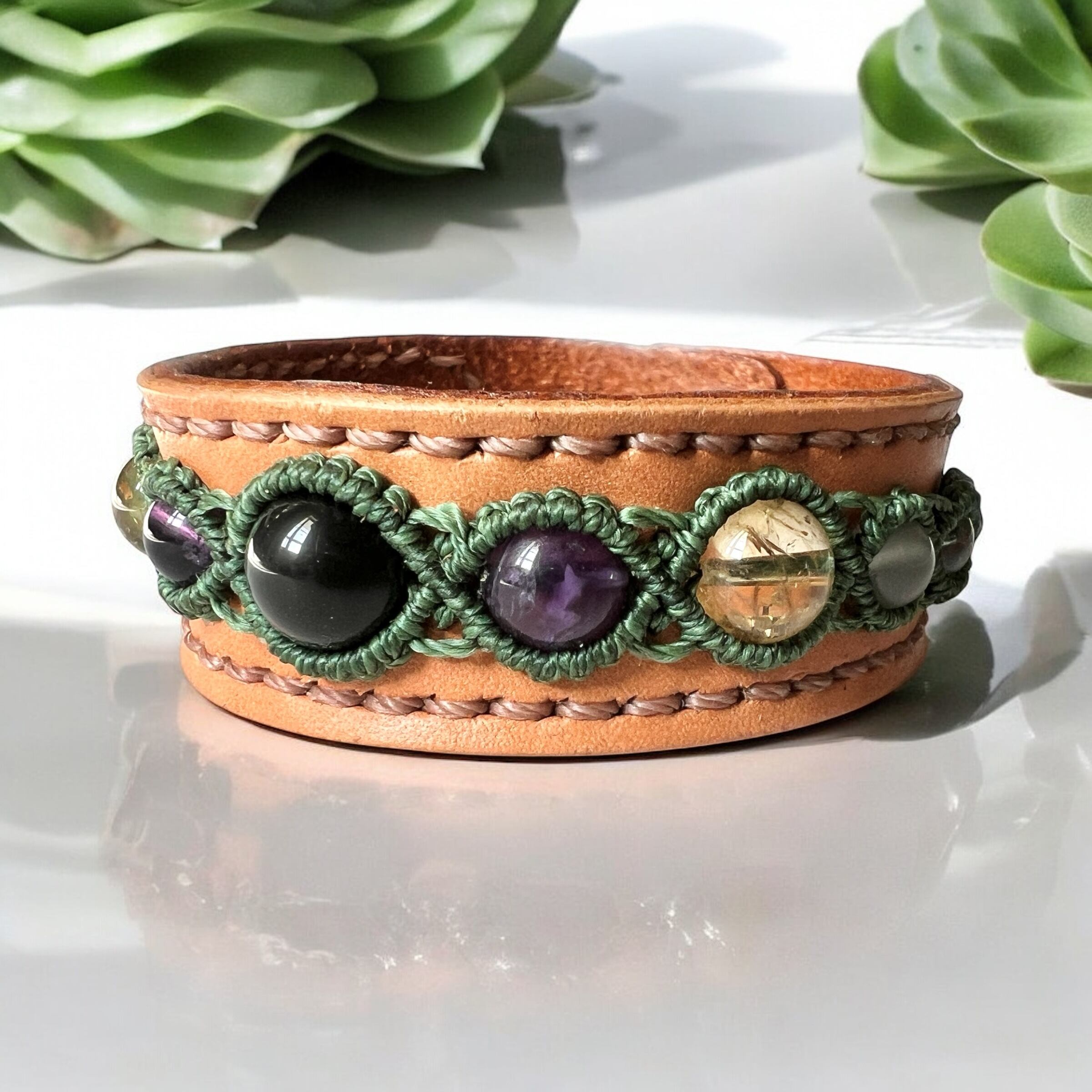 前向きに進みたい日に｜カイヤナイト×本革 マクラメブレスレット