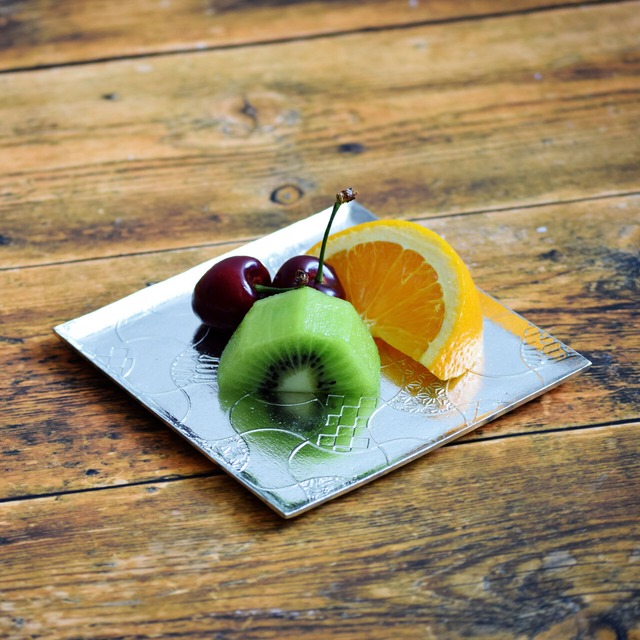 《小紋柄をあしらった錫製の皿》こもんあわせ（角皿）｜銀雅堂