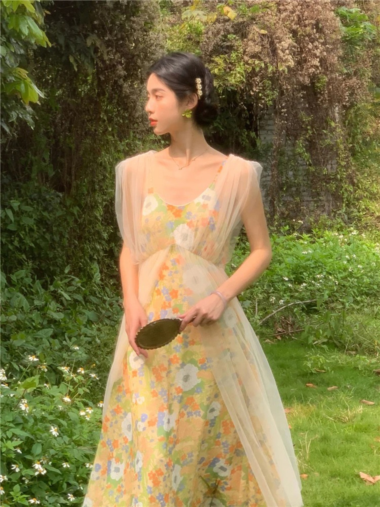 【0005】Flower Tulle Midi Short Sleeve Dress