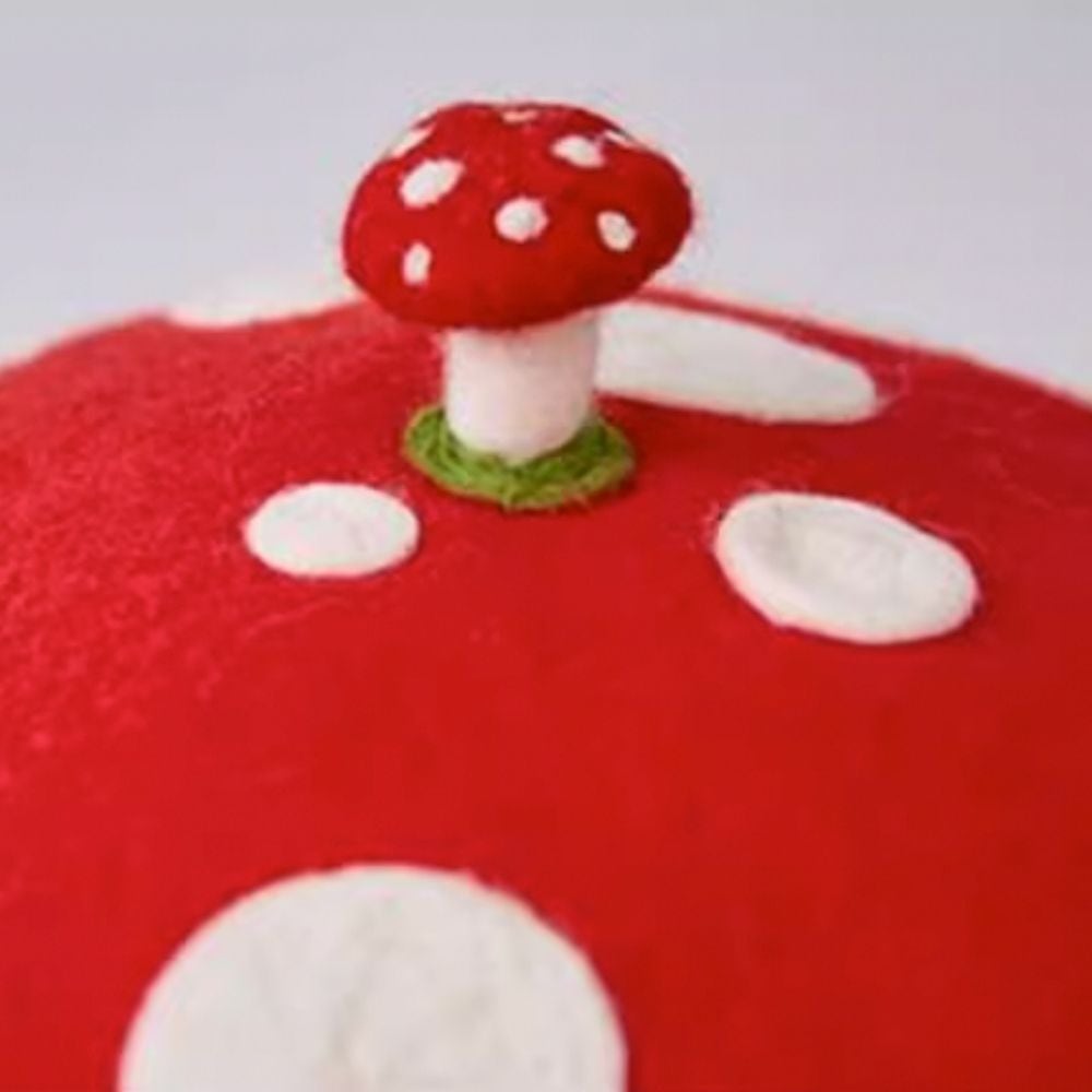 赤い帽子のフェルト置物 赤い帽子のフェルト置物