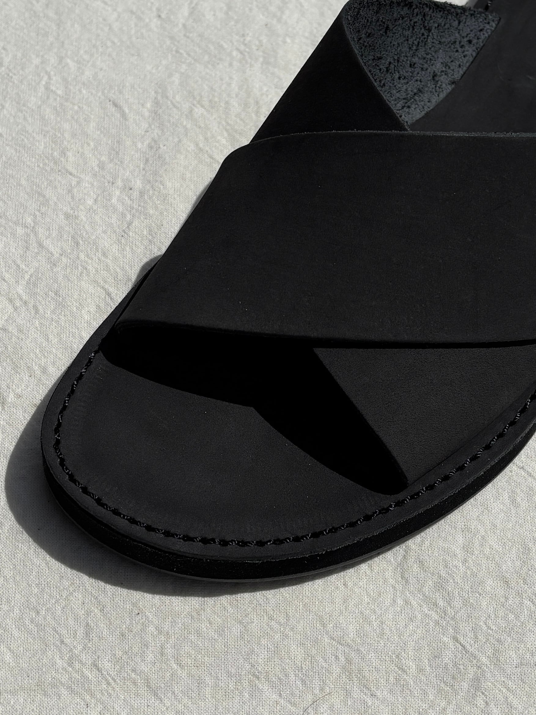 awasa / ヌバックオープントゥサンダル (BLACK) | THE MODERN AGE