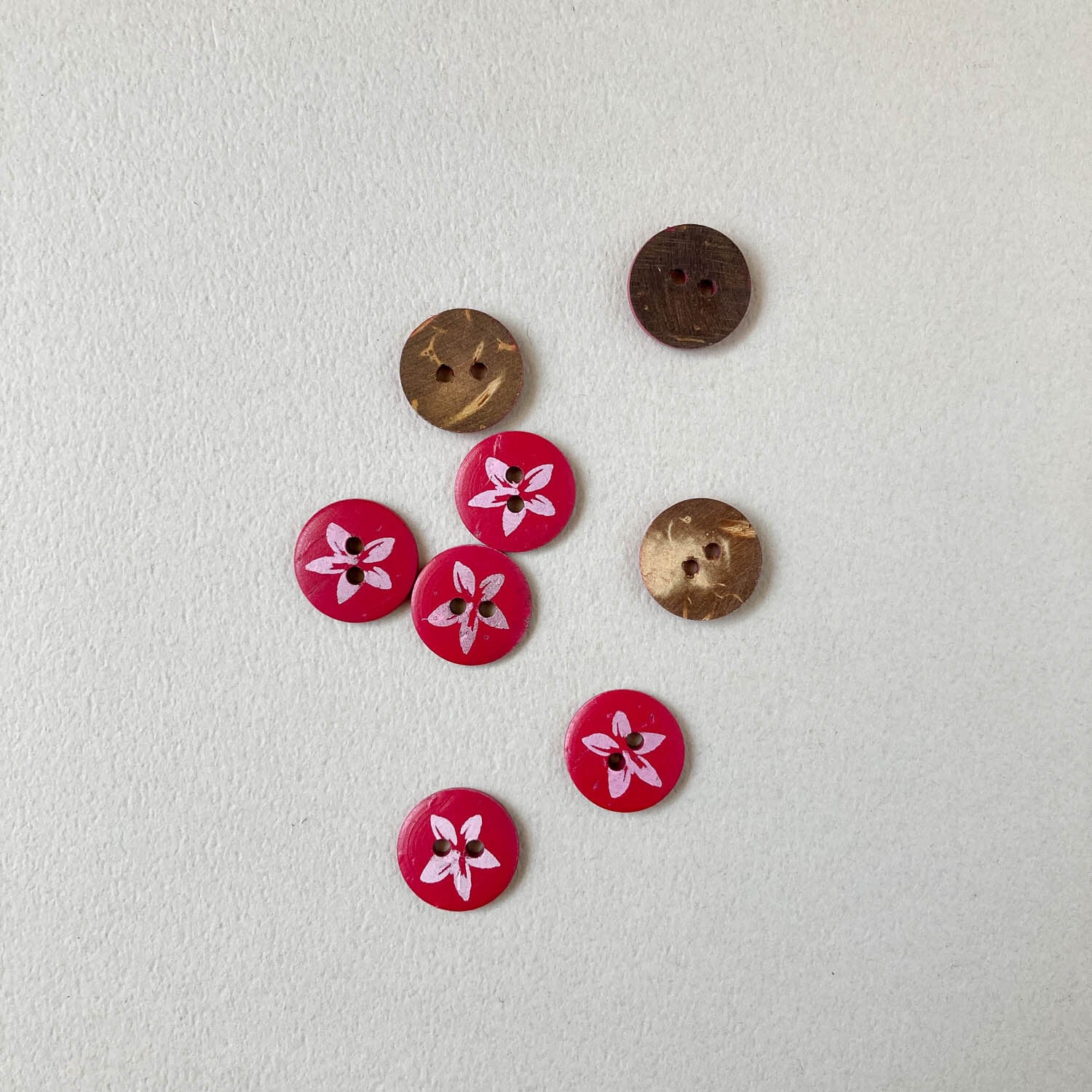 ココナツボタン ピンクお花の赤ラウンドパック(2p・14mm)