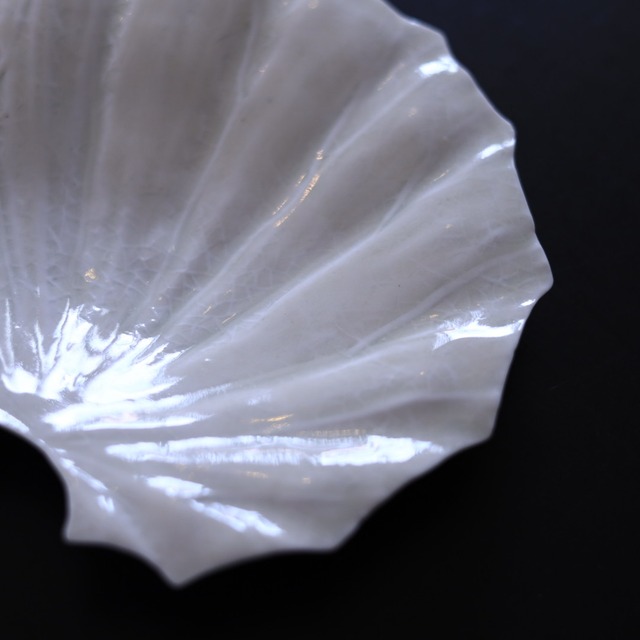 AS　前田麻美　灰青釉石蕗（つわ）六寸皿