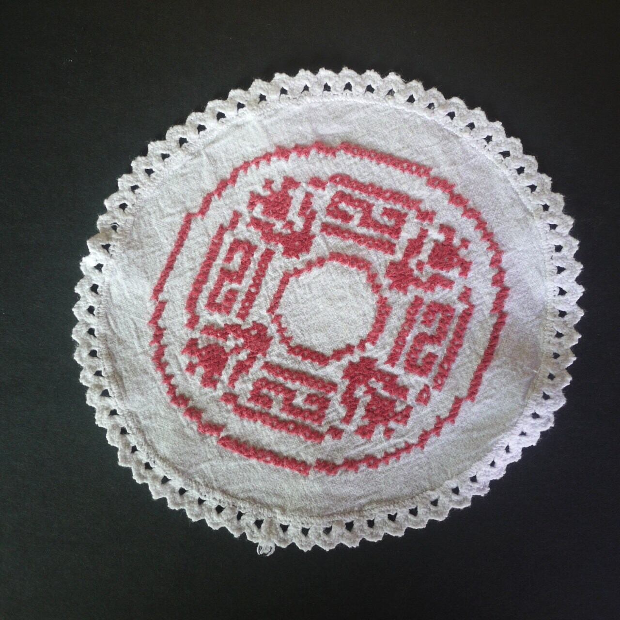 レッドワーク 一色刺繍 ラウンドドイリー18.3cm クロスステッチ