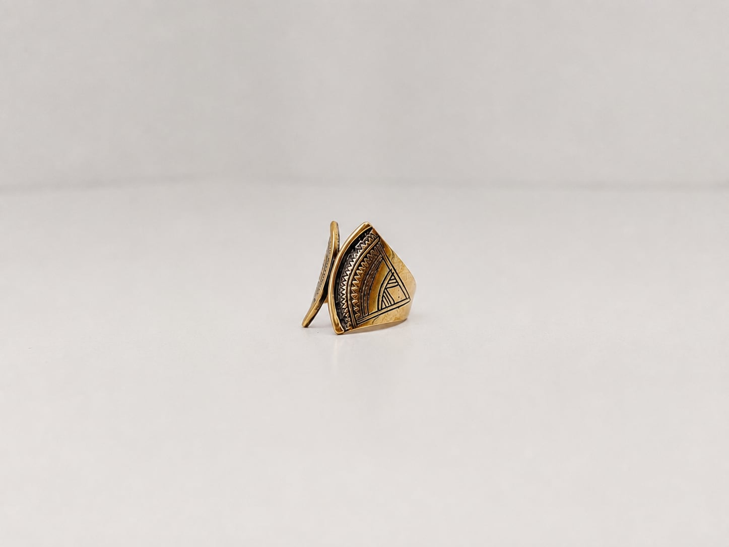 トゥアレグ リング 真鍮 セネガル フローティングプレート|アフリカンジュエリー|Tuareg Brass Tribal Ring Floating Plate | Sculptural Double-Plate Design | Made in Senegal