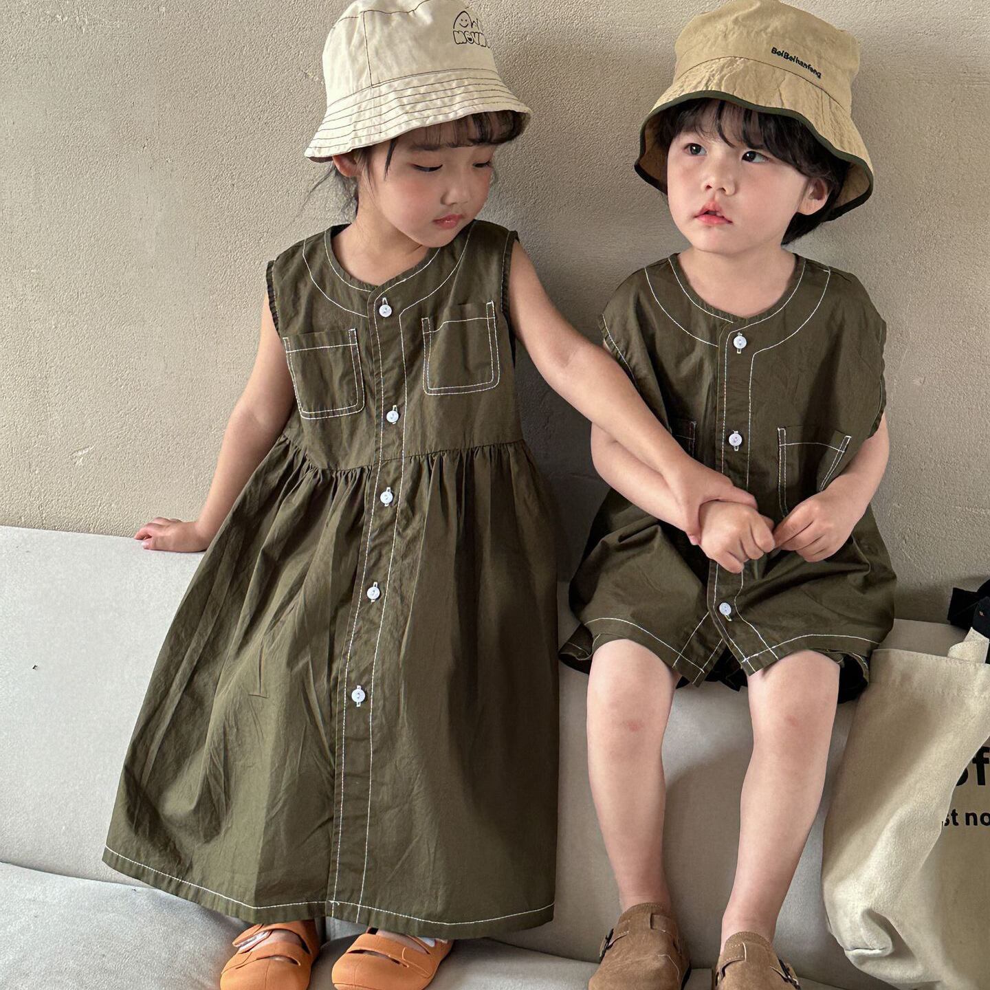 キッズ男の子女の子100％綿カーキ色前開きリンクコーデ ワンピース 