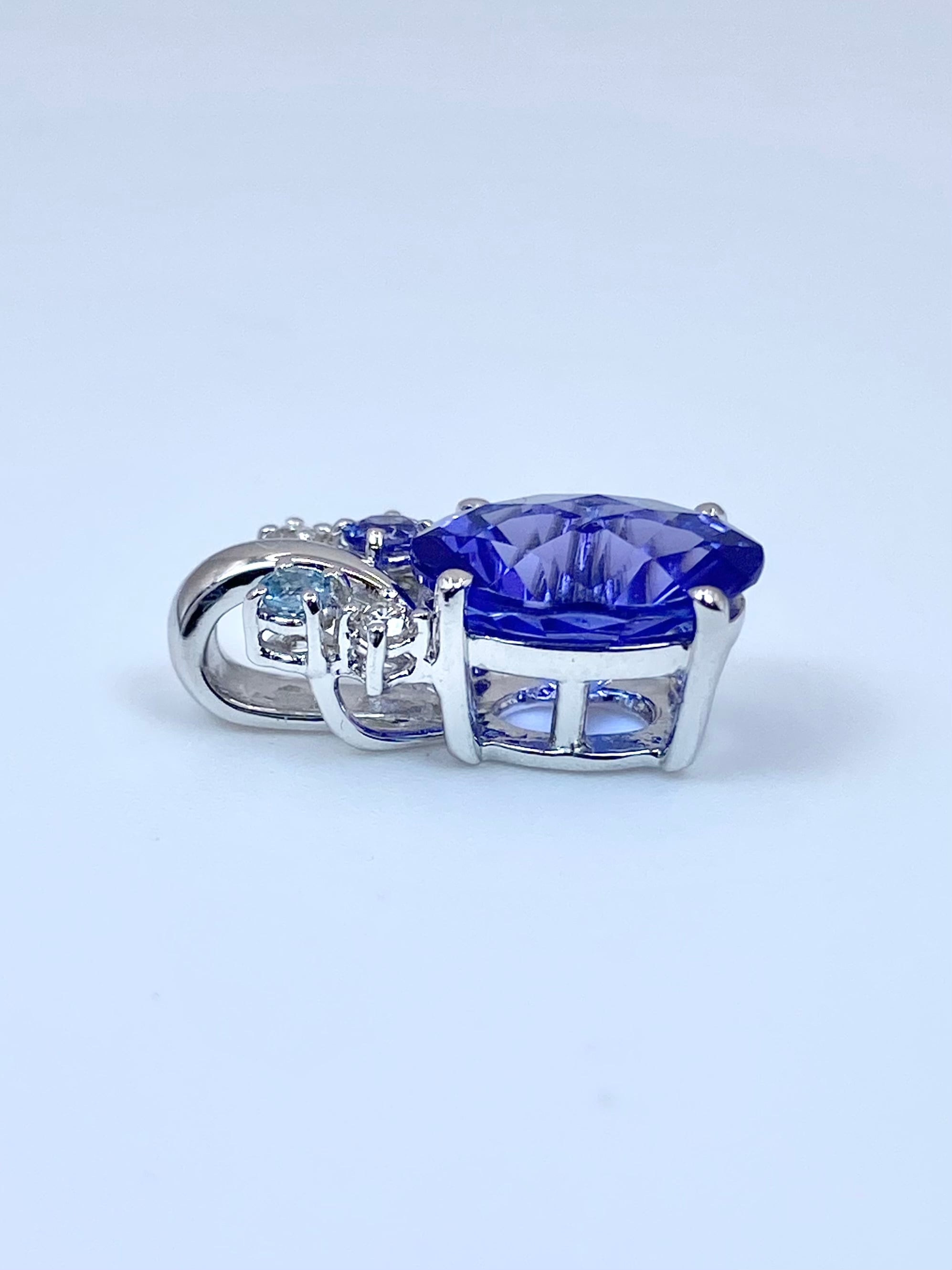 チェッカーボード＆コンケーブカット】タンザナイト 2.72ct・0.06ct