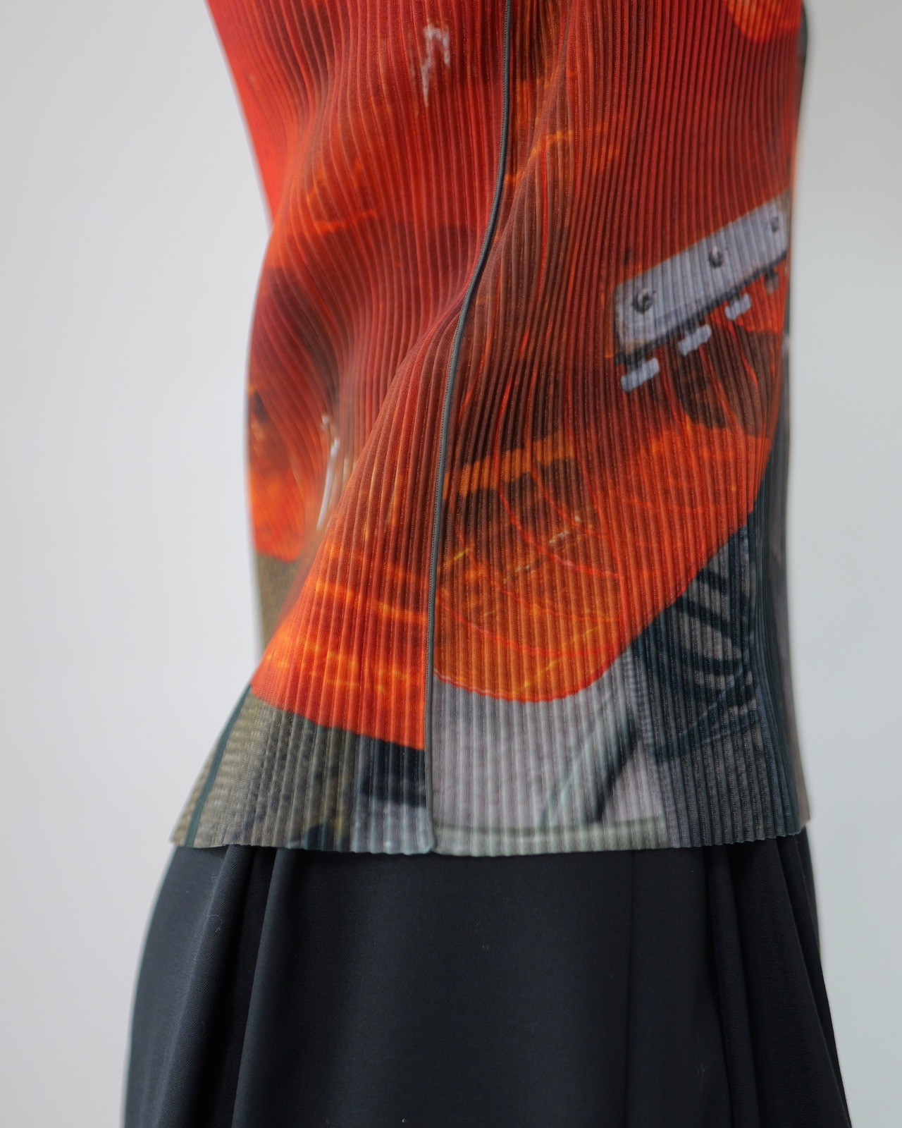 kotohayokozawa - Sheer Graphic Top ：Orange Wave｜工場風景グラフィック／軽やかなシアー