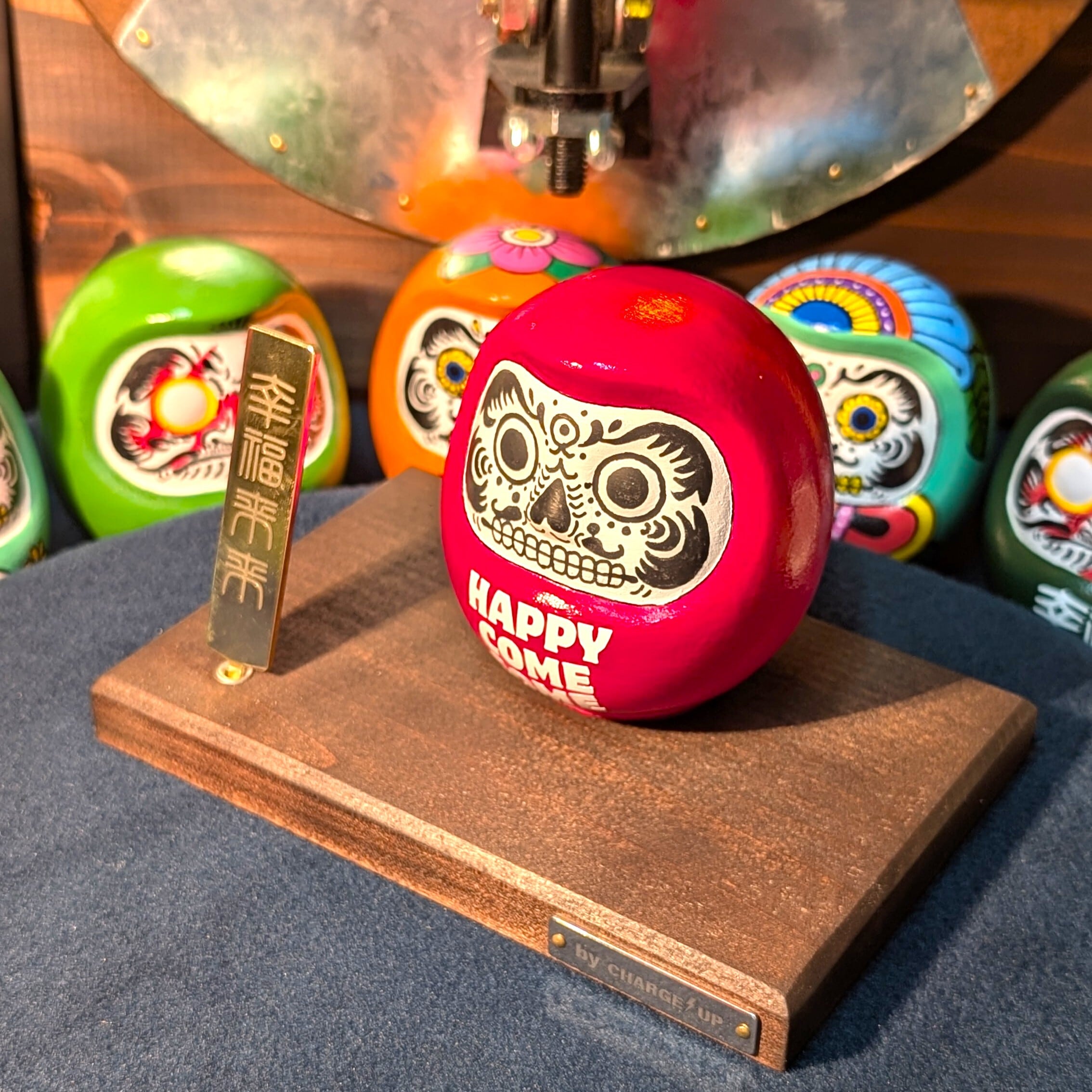 DARUMA〜映え台座 ] HAPPY COME COME ✖️ CHARGE UP | ChargeUp