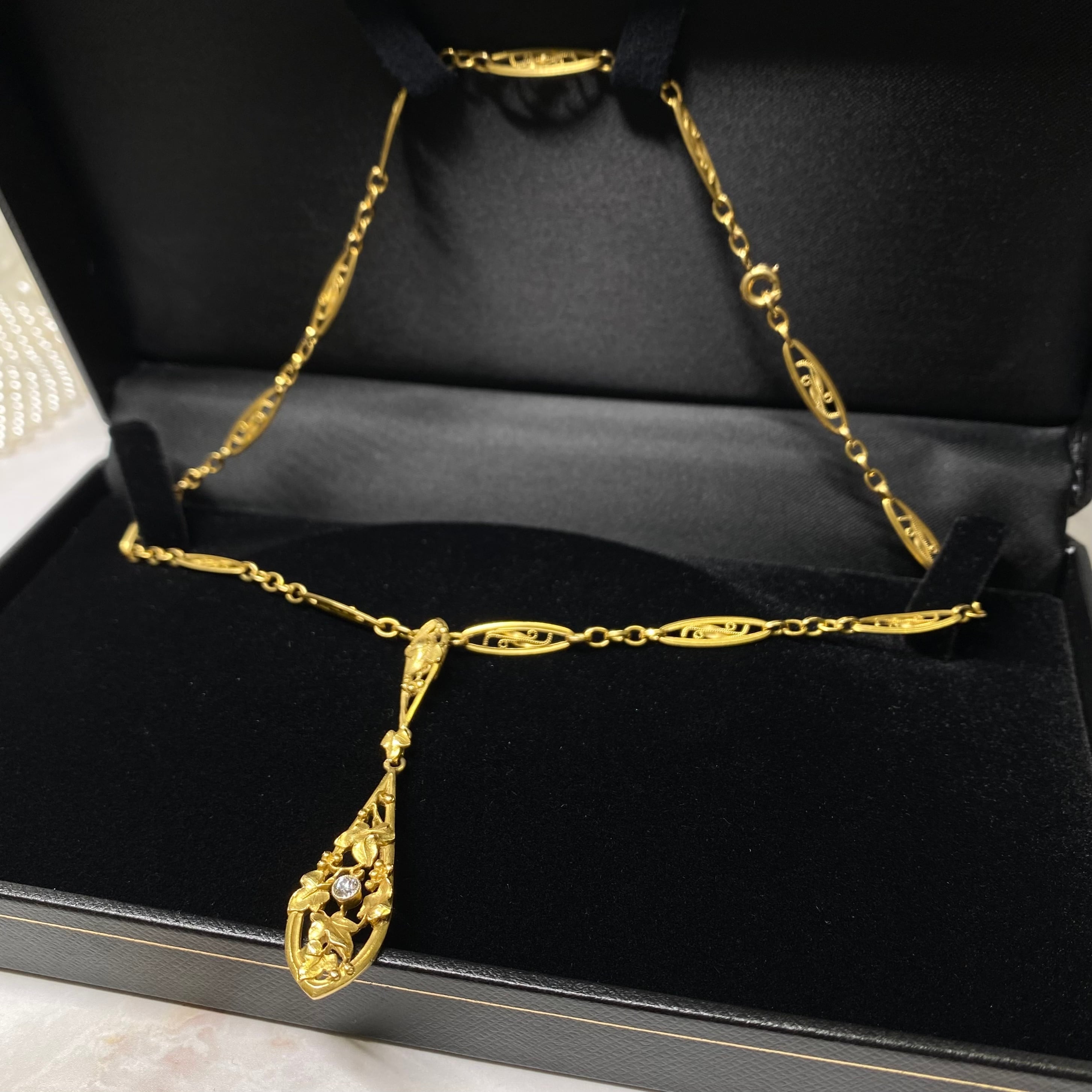 フランス　ベルエポック時代　アールヌーヴォー　葡萄と葉っぱのフィリグリーネックレス　18金　サーキュラーダイヤモンド