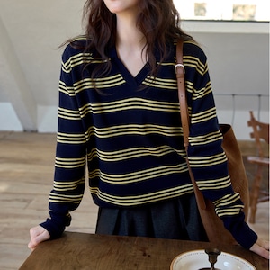 v neck border knit top