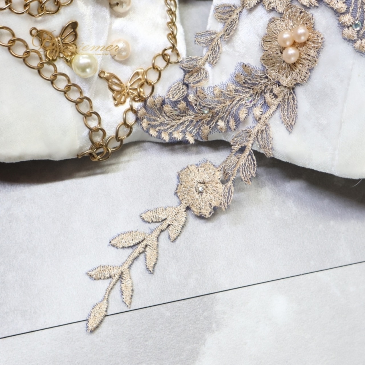 ベリーダンス オリエンタル 衣装 トップス ベルト セット ホワイト系 蝶 花 アーム アーム飾り 腕飾り ラインストーン チェーン 白 金 かわいい 爽やか 明るい ダンス衣装 ステージ イベント キラキラ 華やか シルバー系 ゴールド系