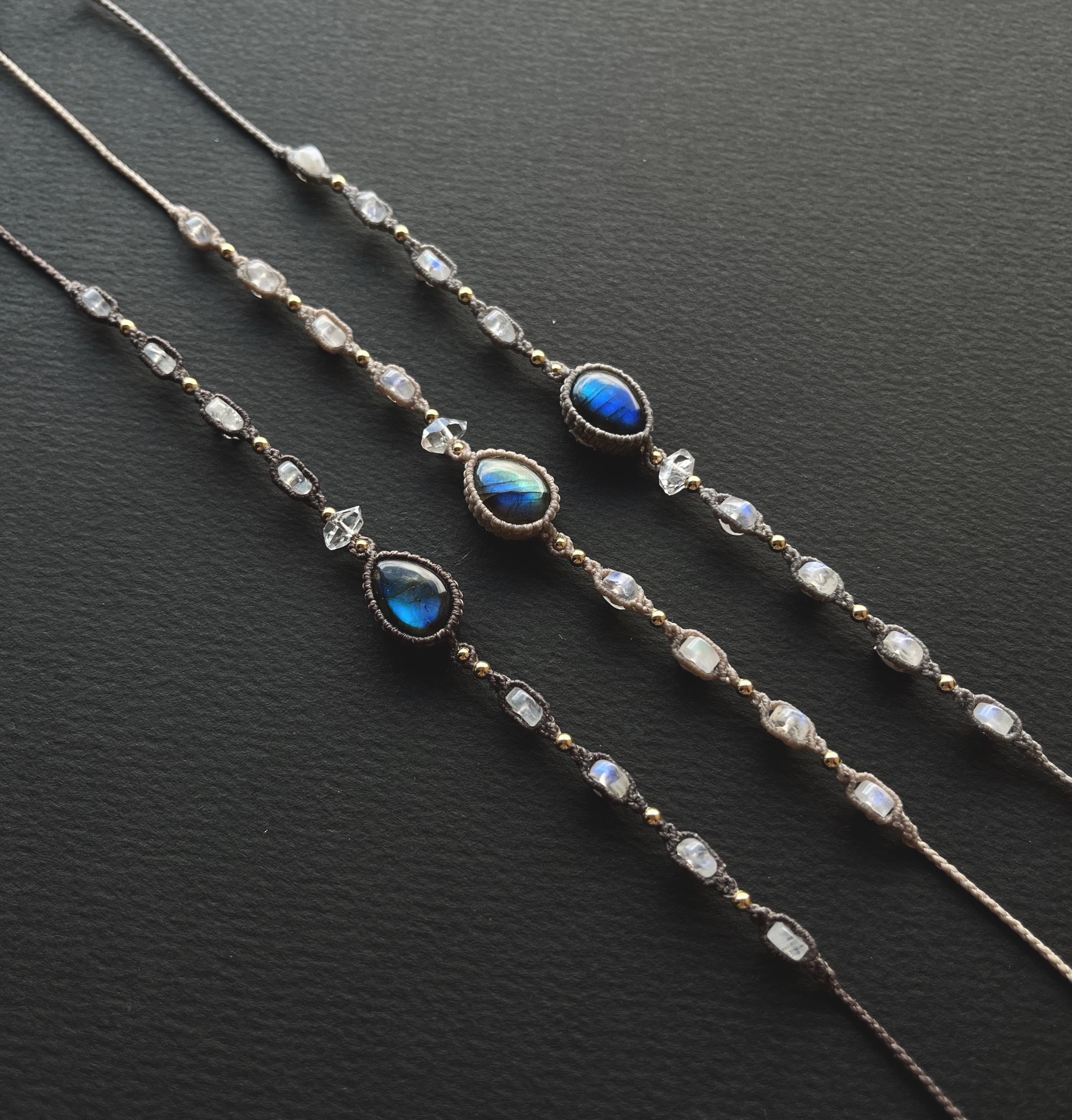 ラブラドライトとハーキマー水晶のマクラメ編み 天然石ブレスレット