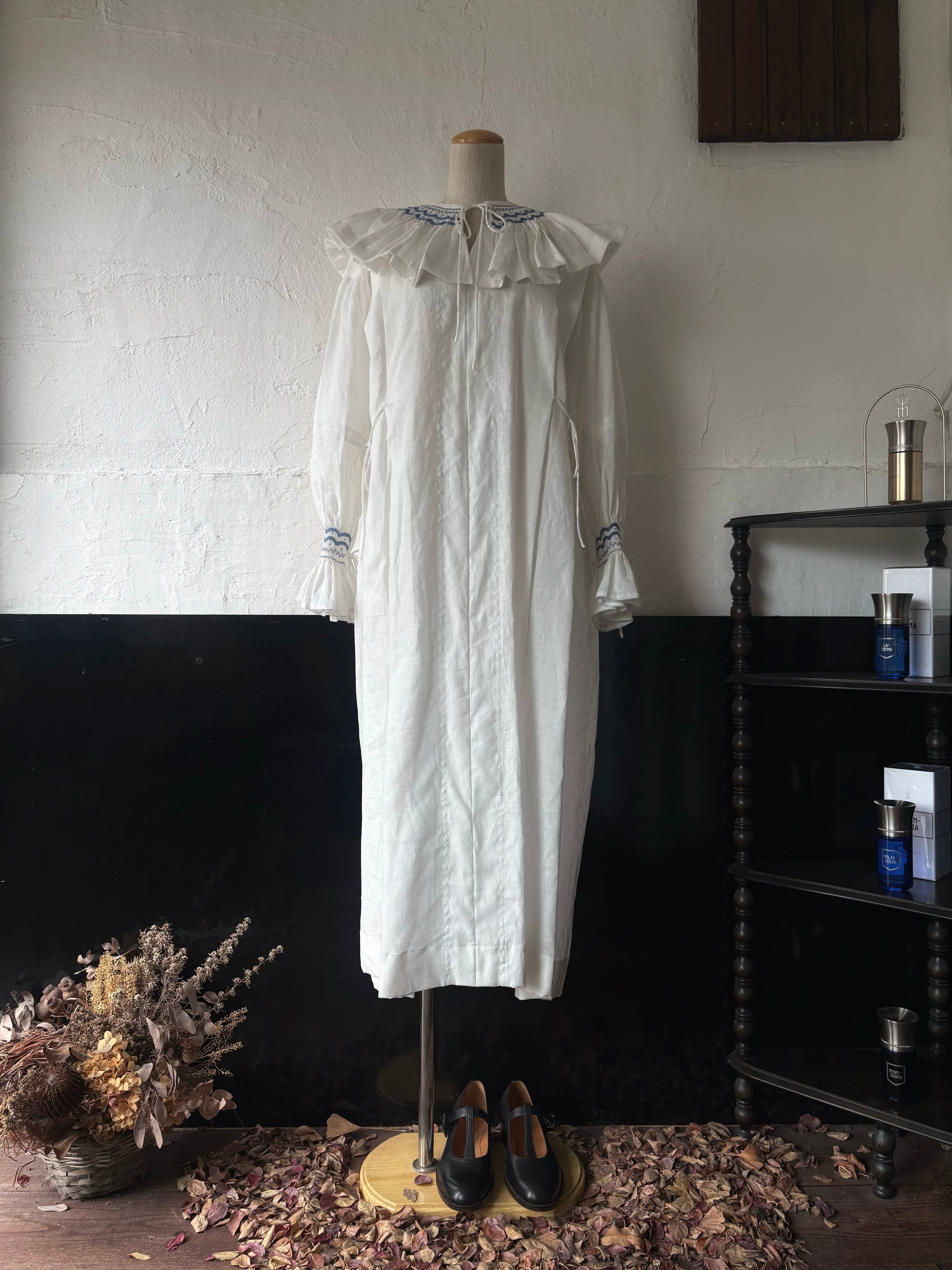 TOWAVASE plier dress white | TALE COCOON
