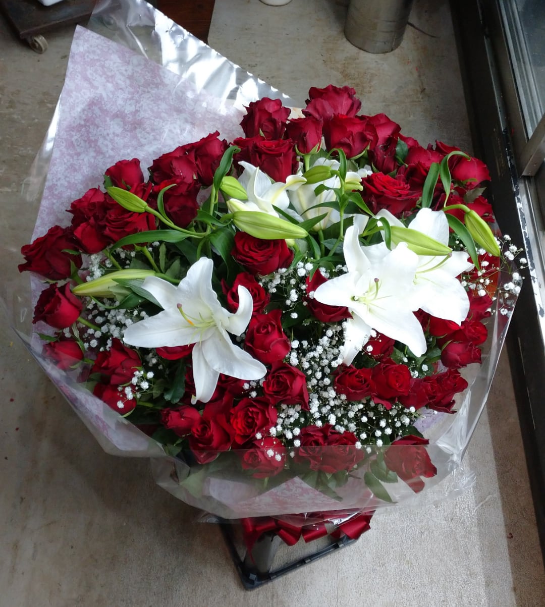 赤バラ60本とカサブランカの花束 Flower Shop 花てまり