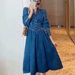 【送料無料】 ロングワンピ ミモレ 長袖 Vネック Aライン フレア プルオーバー ボタン コルセット風 デニム エレガント 可愛い 大人可愛い きれいめ シンプル カジュアル コンサバ 華やか 大人 上品 おしゃれ お洒落 主役級 こなれ感 高見え ガーリー 無地 夏 レディース 女性用 デート お出かけ 女子会 お呼ばれ 休日 お茶会 授業参観 着回し 普段使い ファッション コーデ スタイル 楽ちん 体型カバー 脚長 定番 着痩せ 垢抜け ブルー 大人カラー