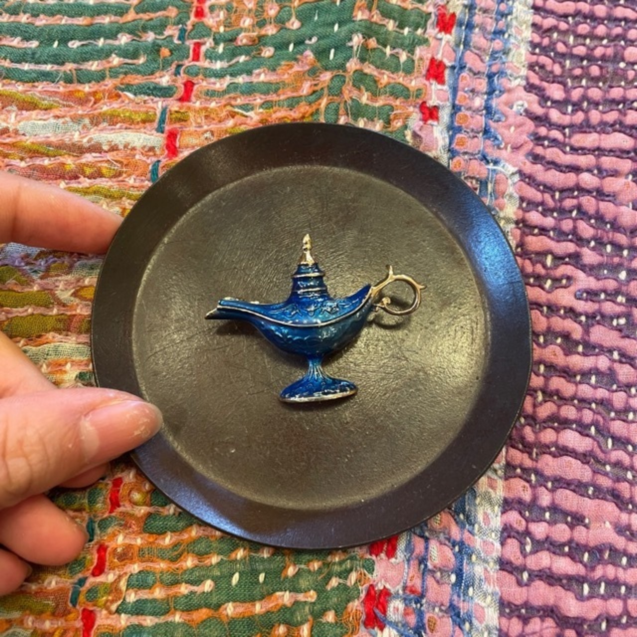 TOPANGA Jewelry Bijou art brooch Magic Lamp Blue / ビジューアートブローチ 魔法のランプ ブルー プレゼント プチギフト ジャケット 帽子 バッグ ニット キラキラ アクセサリー かわいい ファッション小物