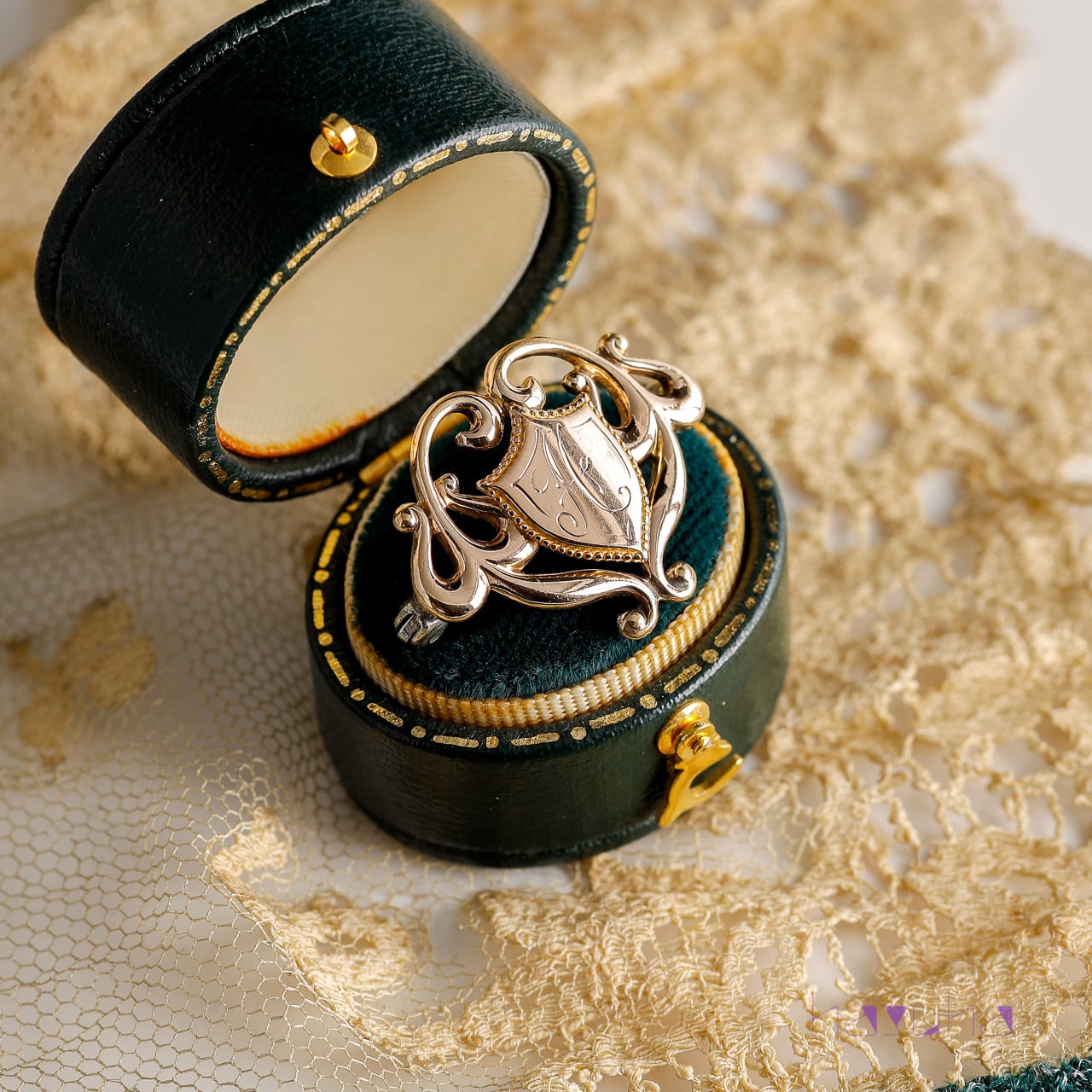 アンティーク ゴールドフィルド イニシャル(H) エンブレムブローチ