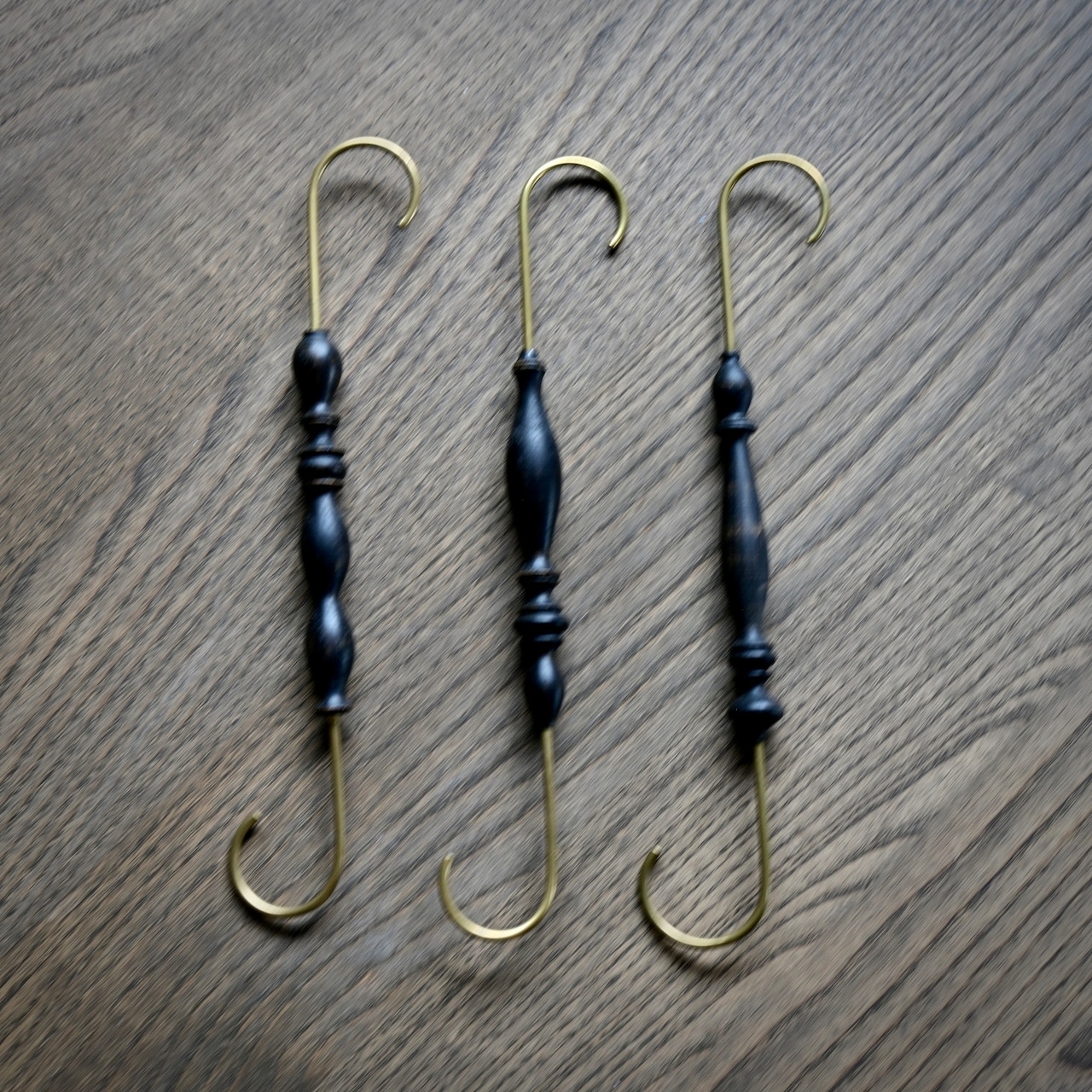 古橋治人作　S字フック 黒漆［2104920000015］ |  S-Hook in Black Urushi Lacquer  by Haruto Furuhashi