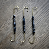 古橋治人作　S字フック 黒漆［2104920000015］ |  S-Hook in Black Urushi Lacquer  by Haruto Furuhashi