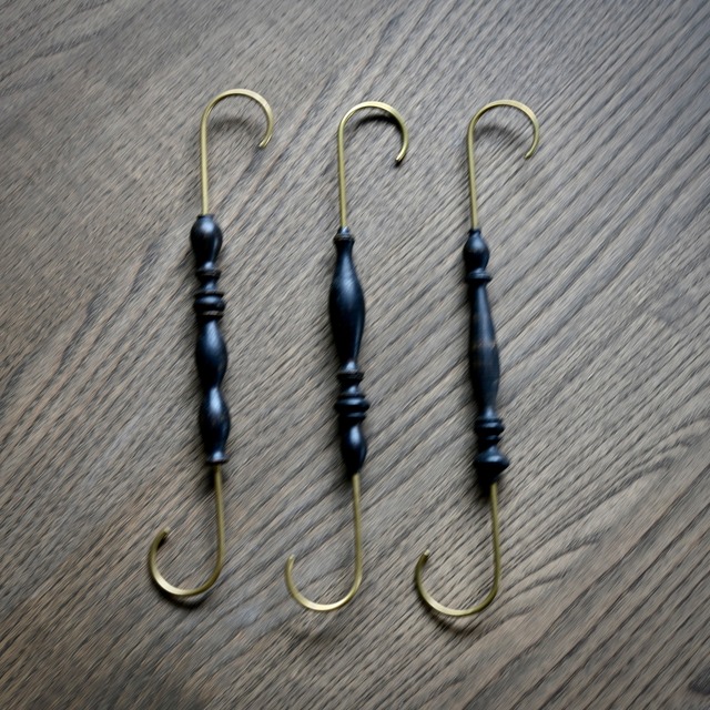 古橋治人作　S字フック 黒漆［2104920000015］ |  S-Hook in Black Urushi Lacquer  by Haruto Furuhashi