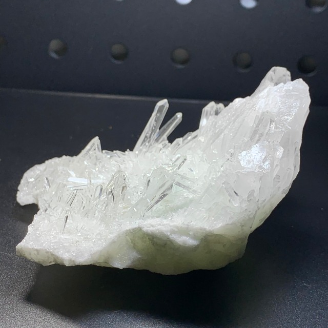 1.フローライトハリネズミが住み着いている水晶クラスター