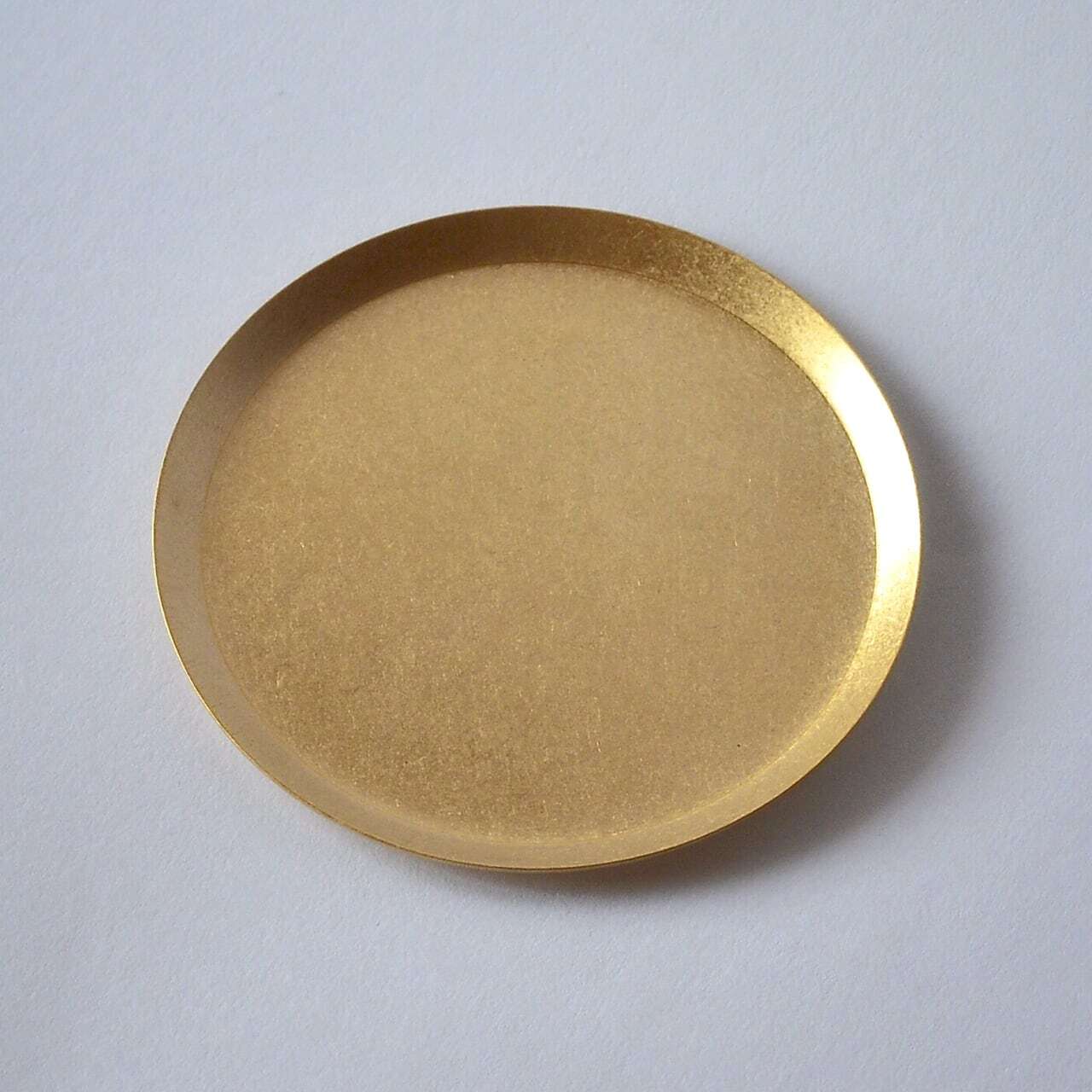 シンプルデザイン真鍮トレイ》真鍮のラウンドトレイ（φ90mm）つや