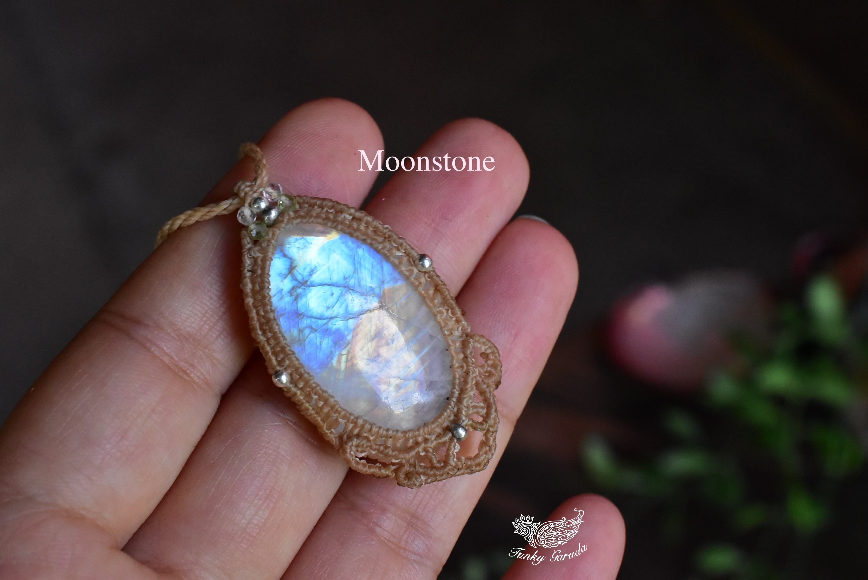 月の世界の虹☆レインボームーンストーン マクラメペンダントmoon050