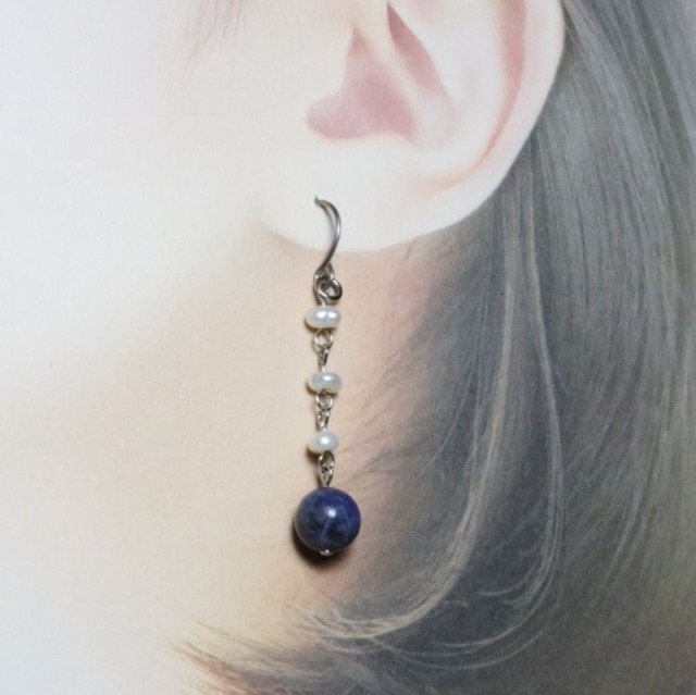 ソーダライトと淡水パールのチタンピアス(MA122)【知性の石・恐怖心を鎮める・誘惑を断ち切る】