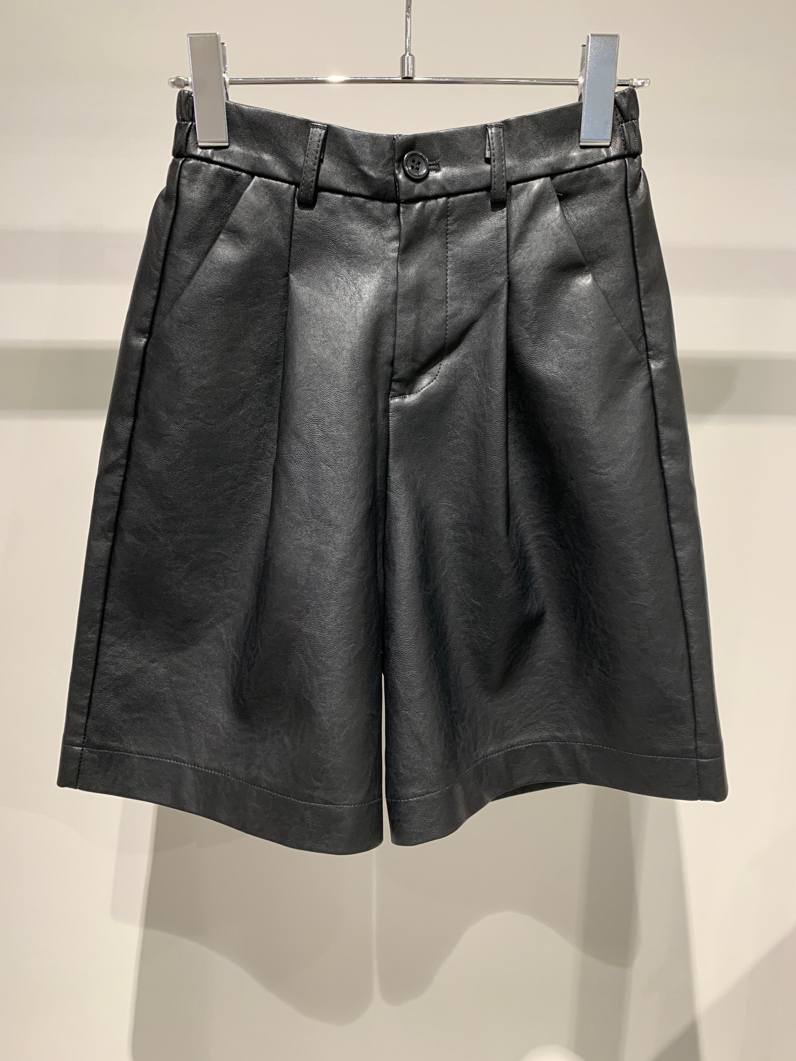 eco leather tuck short pants