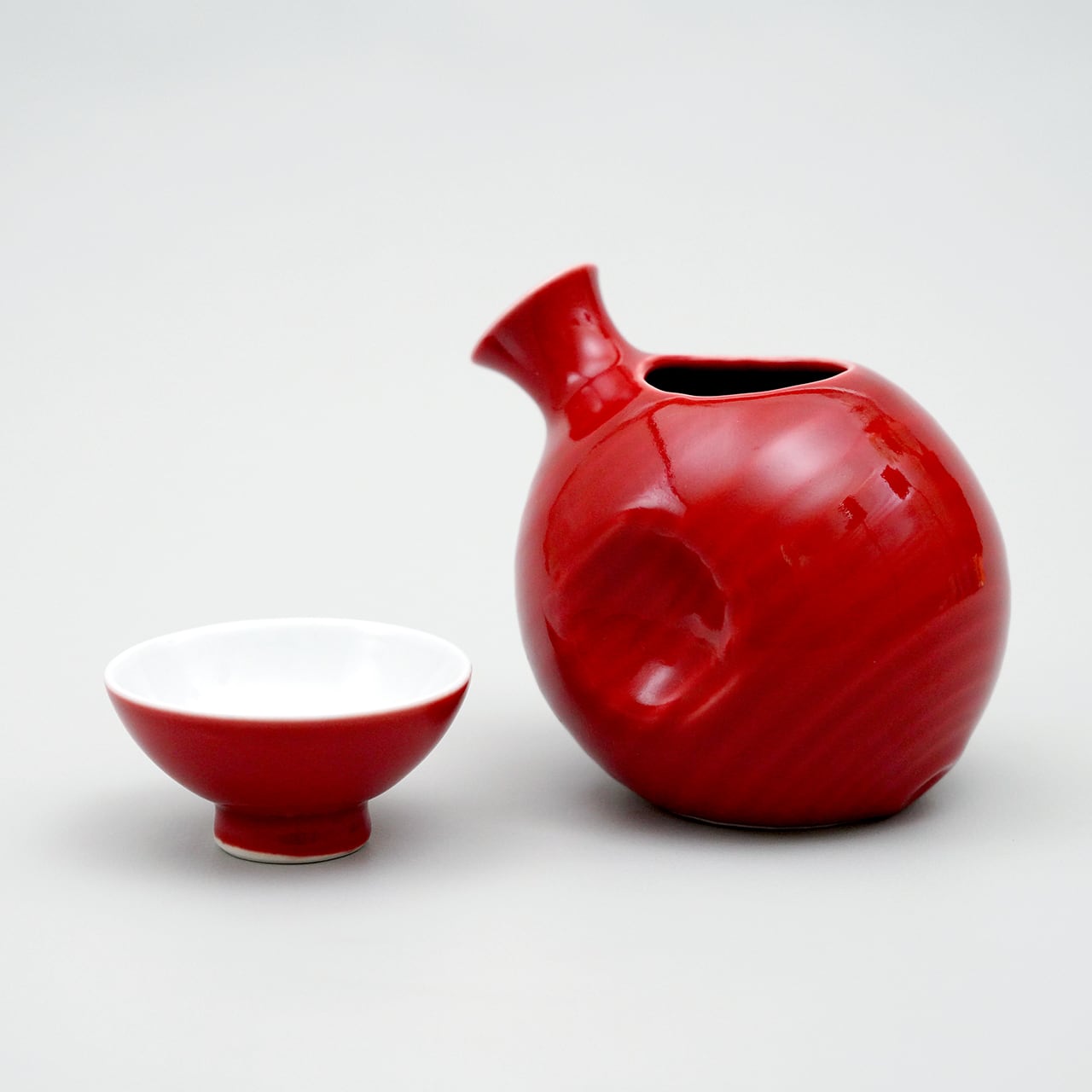 傾斜徳利(赤) | plato 田中陶器店 │ 有田焼・伊万里焼・波佐見焼専門店