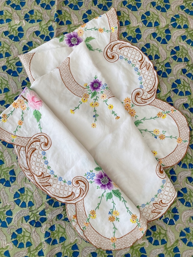 ヴィンテージ ホワイト リネン アイレットカットワーク 刺繍 テーブルクロス ヴィンテージ ホワイト リネン アイレットカットワーク 刺繍 テーブルクロス