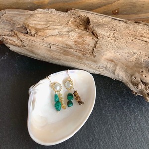 アンティークパーツとマラカイトのアシンメトリーピアス